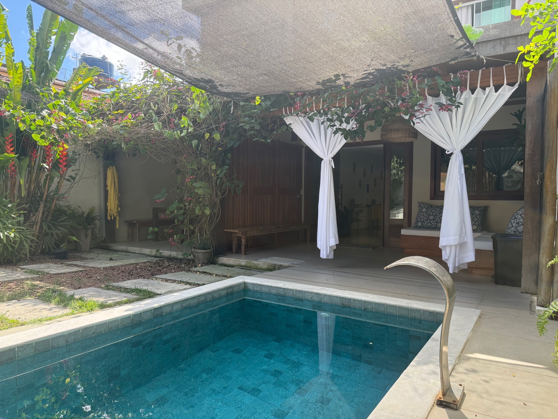 Piscina e área externa da Sol Maior Guest House